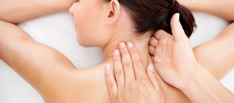 Realização de massagem terapêutica para prevenção da osteocondrose cervical