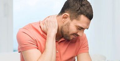 dor no pescoço de um homem com osteocondrose cervical