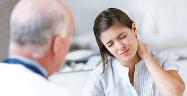 um paciente com osteocondrose cervical em uma consulta médica
