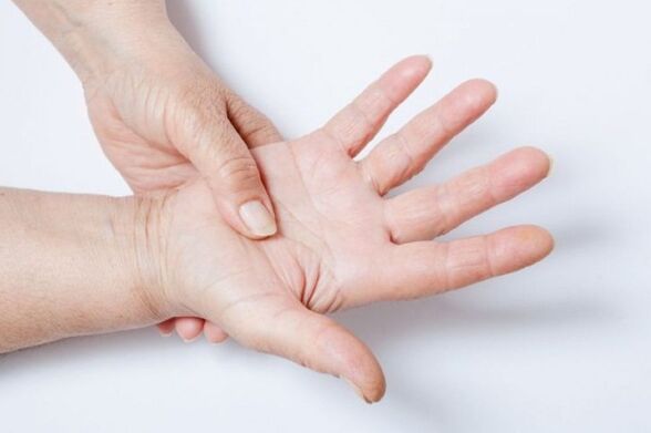 A dormência das mãos é um dos sintomas da osteocondrose lombar