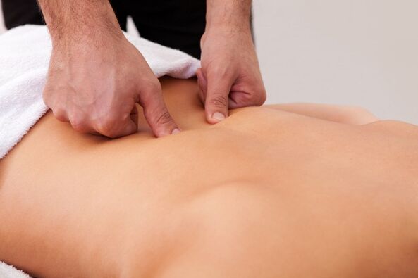 Sessões de massagem ajudarão se suas costas doerem na região lombar