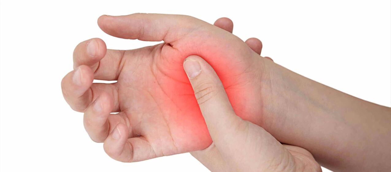 Dor e vermelhidão na área articular acompanhando o desenvolvimento de artrose