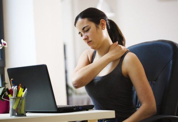 trabalho sedentário causa dor entre as omoplatas