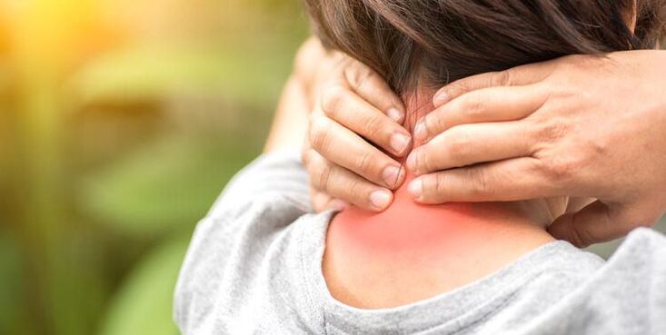 dor na coluna cervical de uma mulher